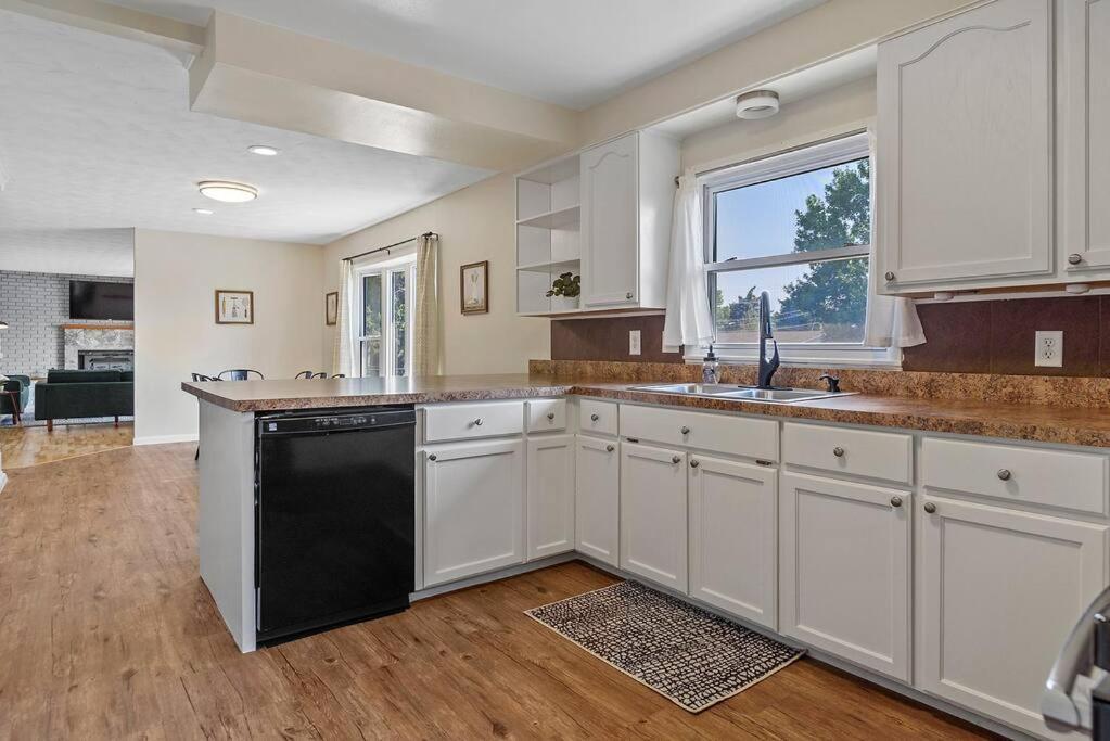 Roomy 5 Bed 3 Bath Fire Place Large Outdoor Space 拉皮德城 外观 照片