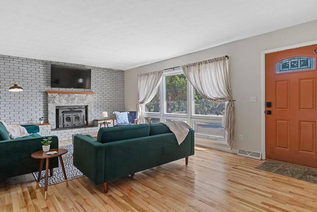 Roomy 5 Bed 3 Bath Fire Place Large Outdoor Space 拉皮德城 外观 照片